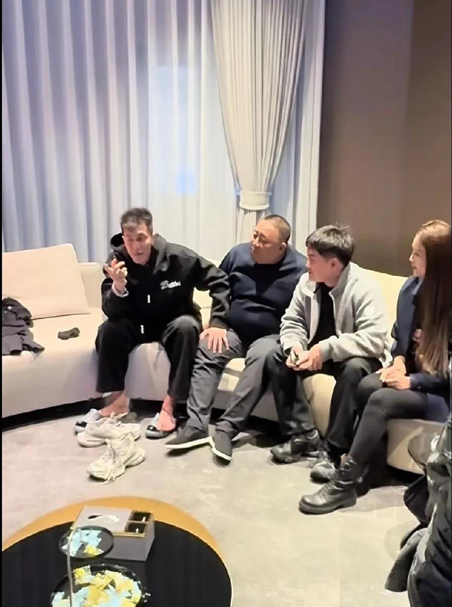 包含球星私人生活曝光！球迷窥探明星日常的词条