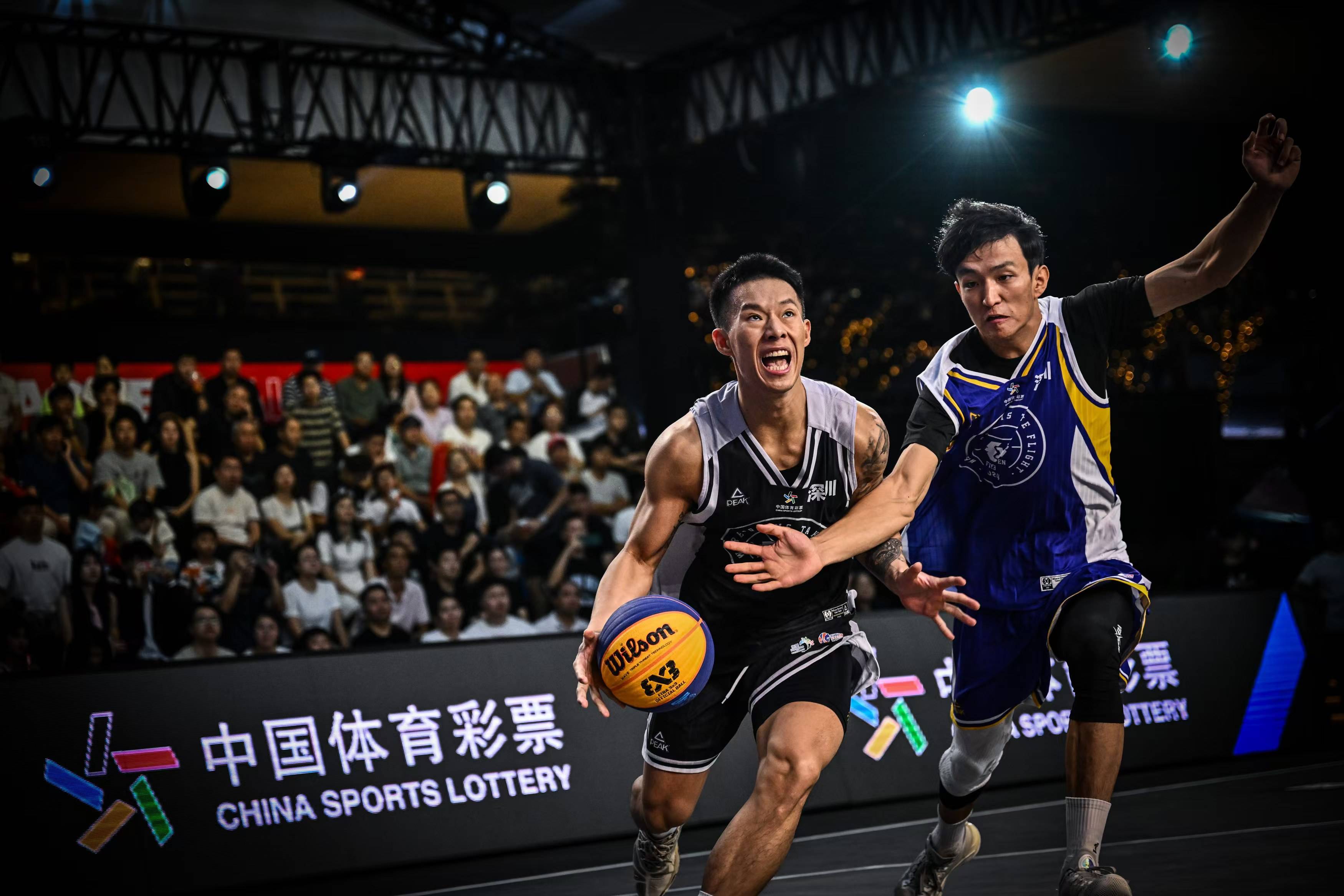 篮球冠军捧杯庆功，英姿飒爽