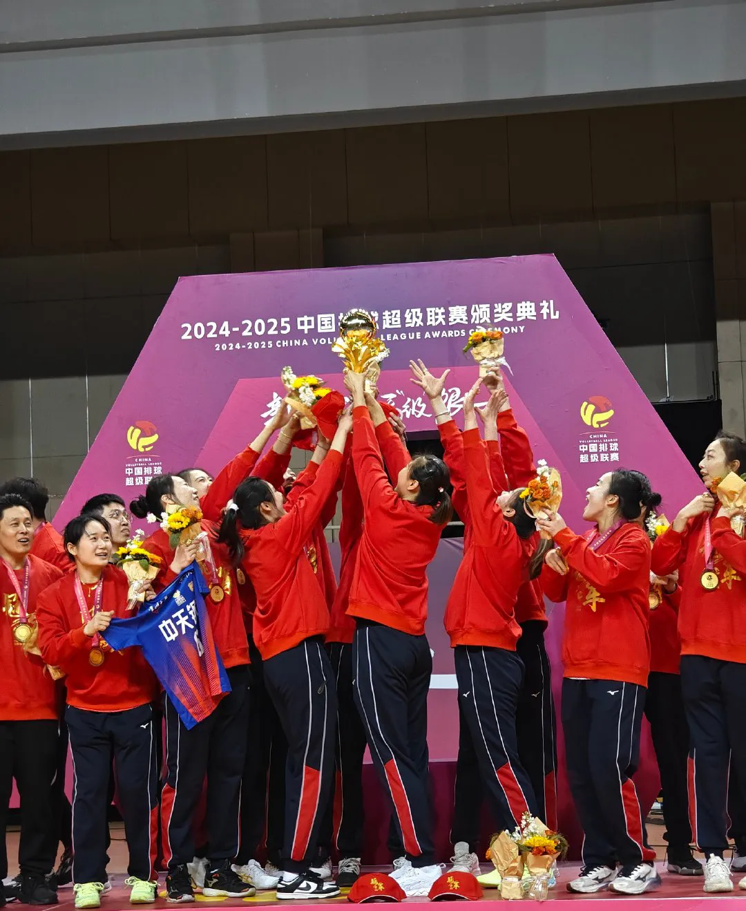 江苏省城市体育场内外欢呼声不断，主队勇夺胜利的简单介绍