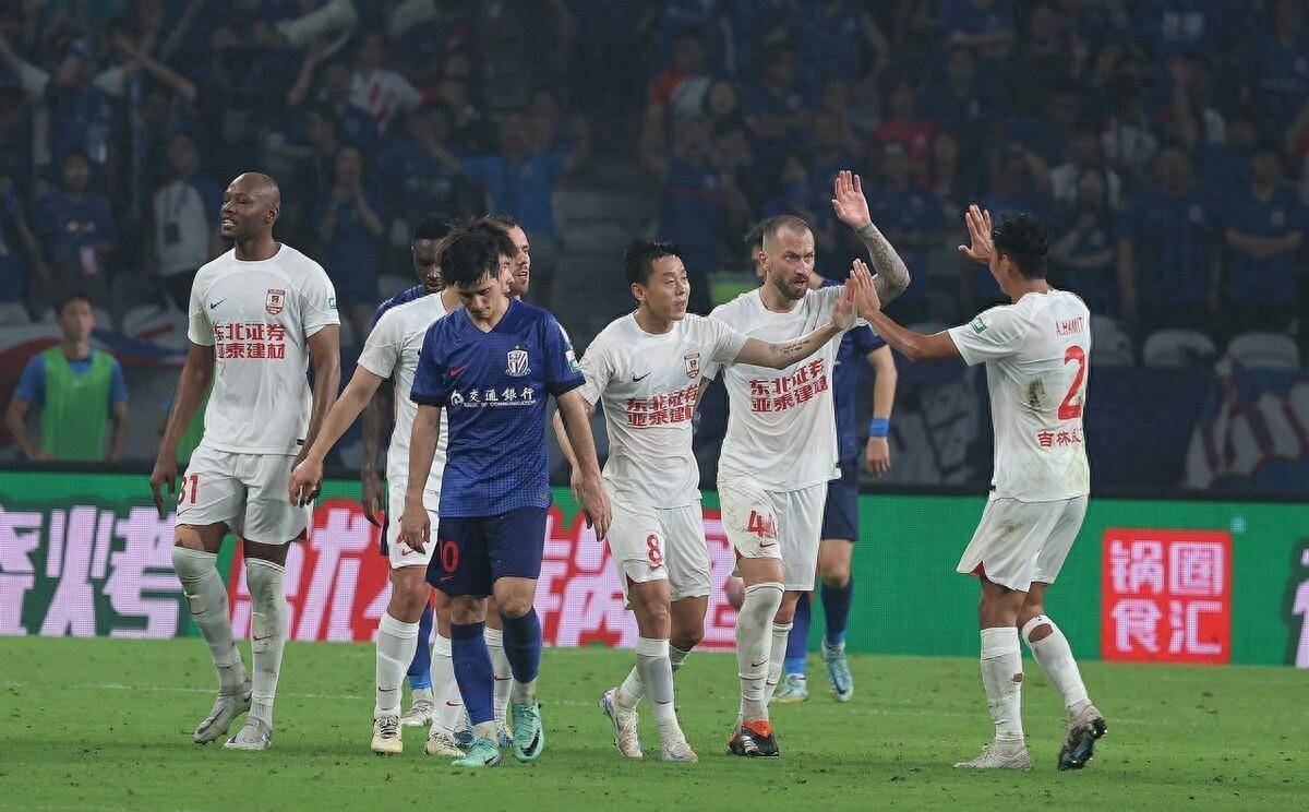 上海上港在场上表现强势，取得胜利的简单介绍