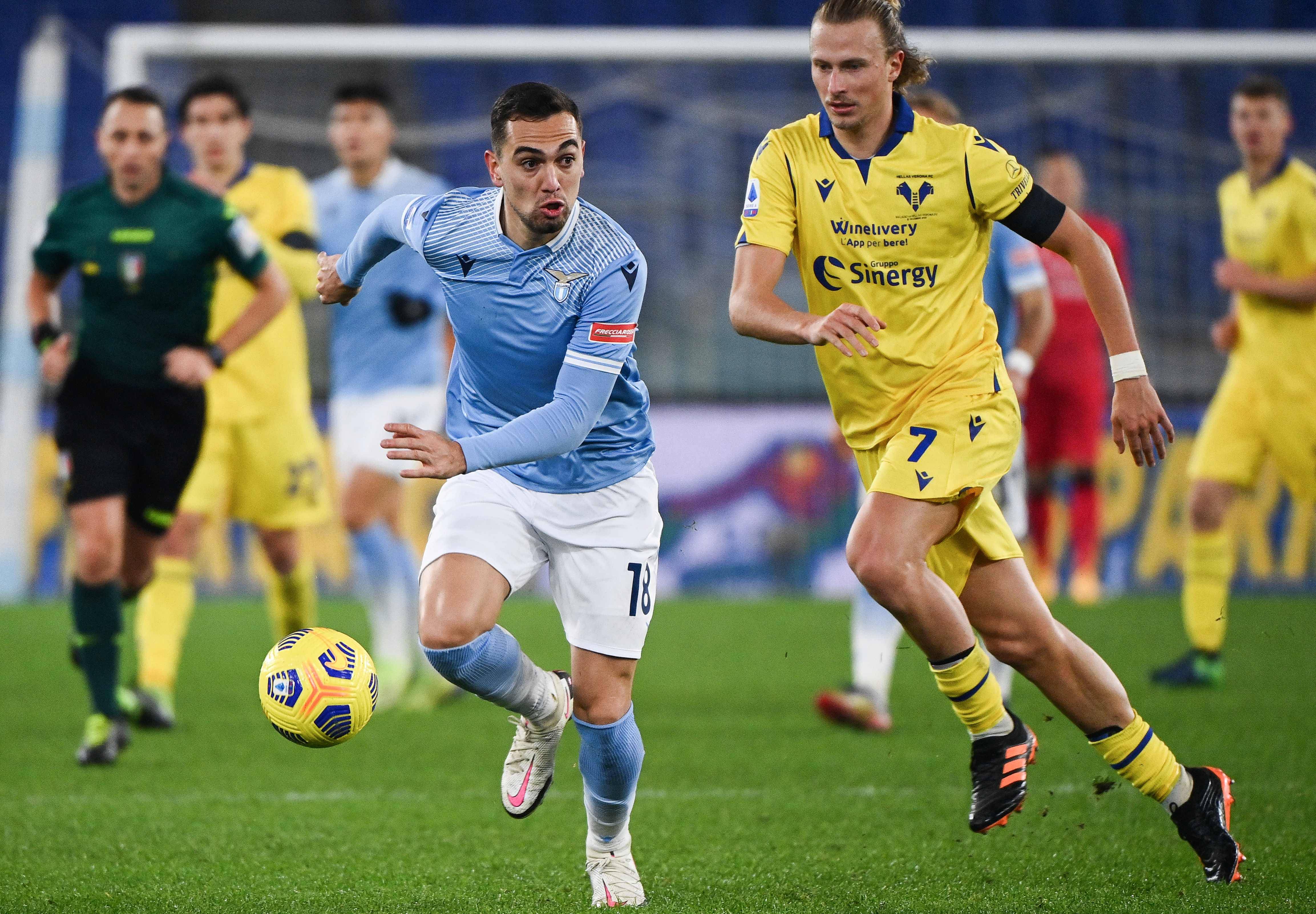 球队备战友谊赛，士气高昂备战