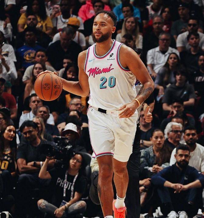 美国男篮力克热火,塔图姆送出助攻的简单介绍 美国男篮力克热火,塔图姆送出助攻的简单介绍