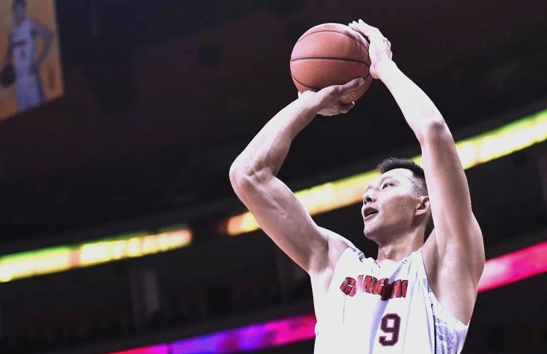 山东队力克篮网，易建联扛起全队